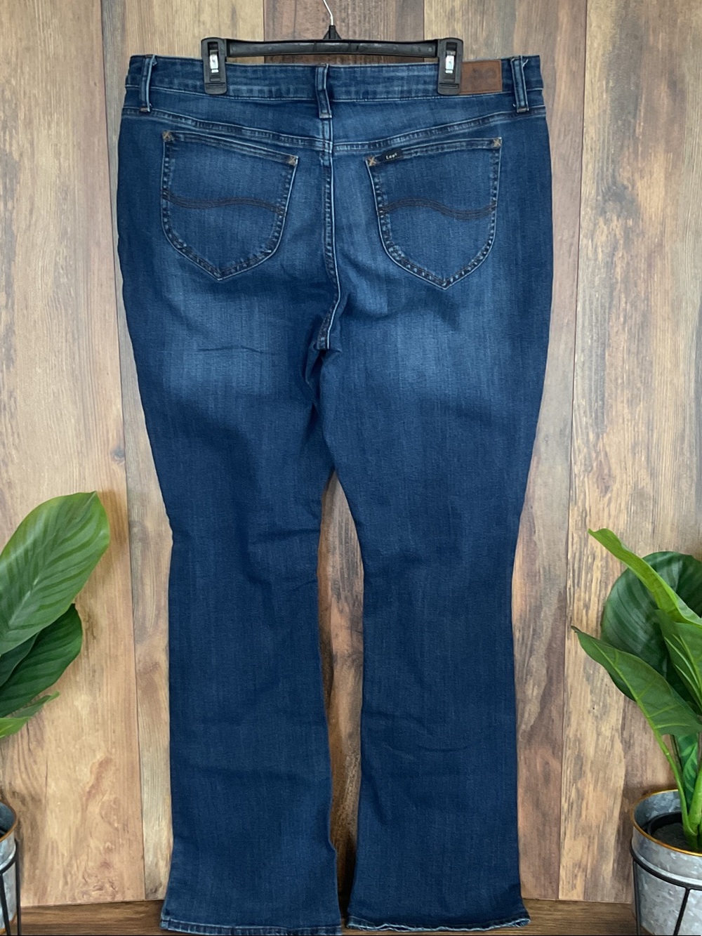 Lee Women's Regular Fit Mid Rise Boot Cut Jeans 18L C352